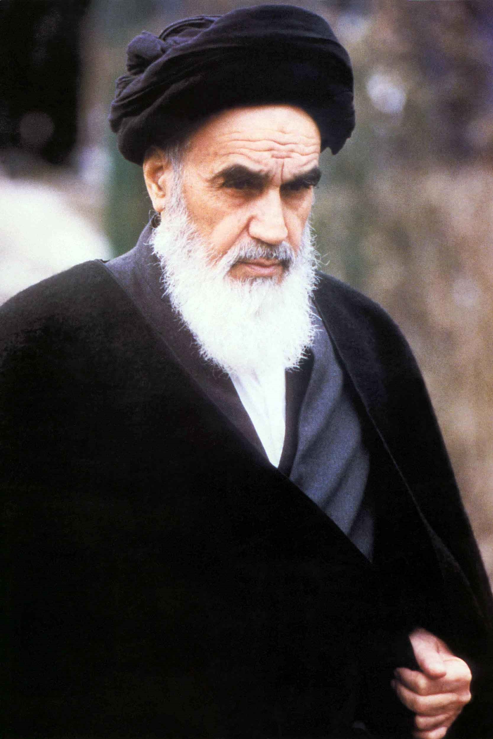 جمعه ۶ بهمن ۱۳۵۷؛ لغو سفر امام خمینی به ایران مهم‌ترین خبر امروز بود.