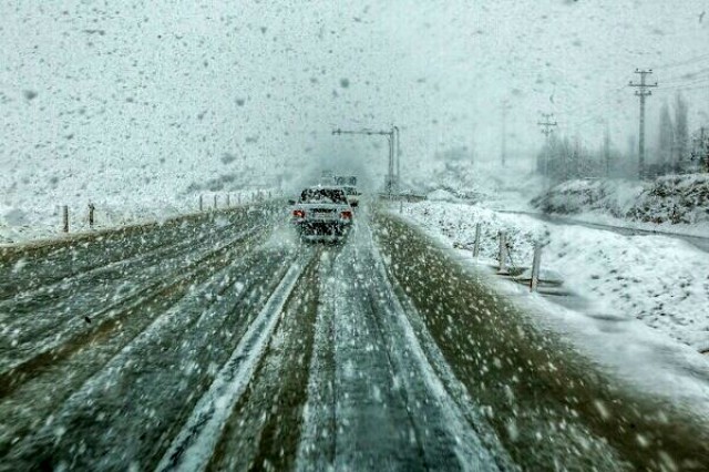 پیش بینی بارش برف و باران در جاده های ٢٥ استان+ توصیه پلیس