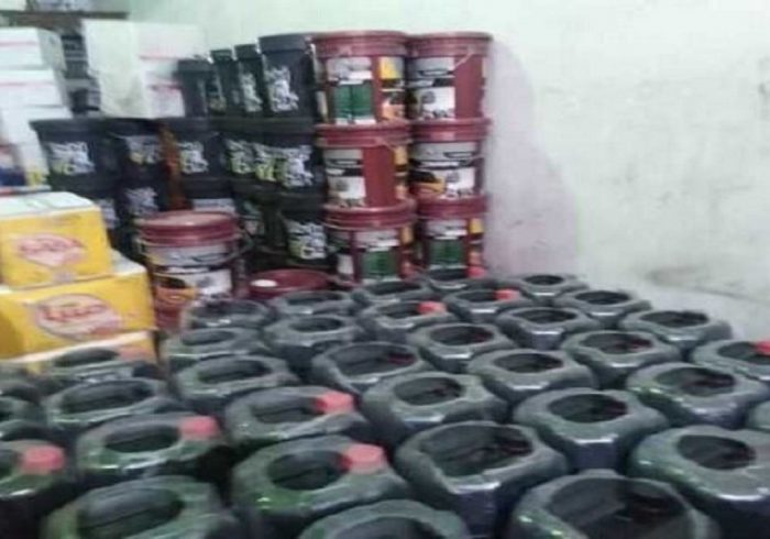 کشف انبار روغن موتور احتکاری در ایلام