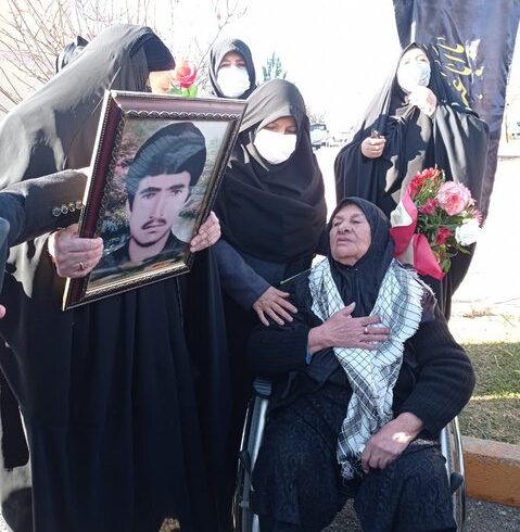 مادری که بعد از ۳۶ سال مزار فرزند شهیدش را در آغوش کشید