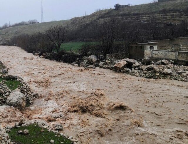 طغیان رودخانه فصلی در مورموری آبدانان موجب آب‌گرفتگی منازل شد