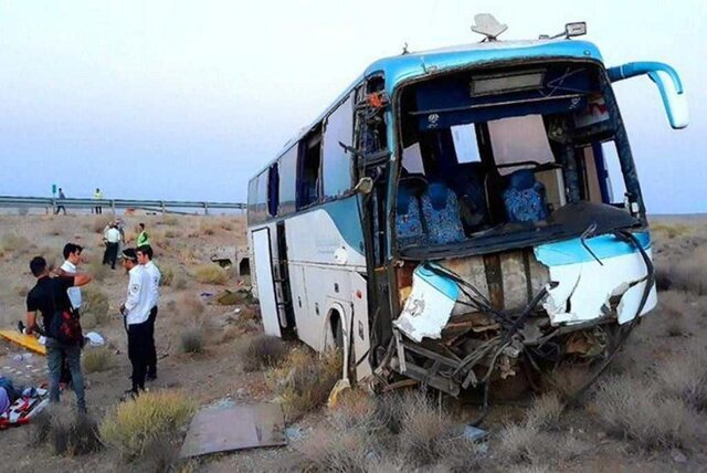 انحراف اتوبوس حامل ۳۳ مسافر در محور ایلام -مهران ۶ مصدوم بر جای گذاشت