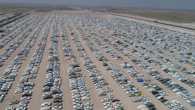 آغاز عملیات انتقال خودروهای رها شده سطح شهر مهران به پارکینگ