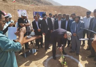 پروژه احداث کارخانه کاغذ سنگی در سرابله کلنگ‌زنی شد/ گاز به روستای «چم روته» رسید