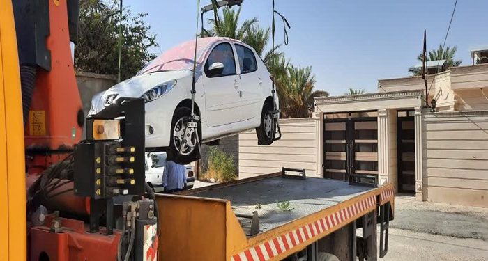 انتقال خودروهای رها شده در شهر مهران به پارکینگ انتظامی