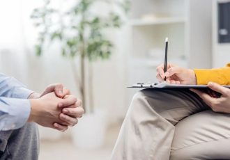 وقتی زیبایی، نقاب دانایی می‌شود…  ✍محدثه رستمی_روانشناس