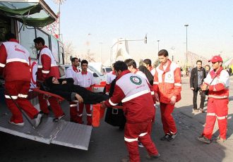 انتقال ۱۱ زائر مصدوم از عراق به مرز مهران توسط اتوبوس آمبولانس هلال‌احمر