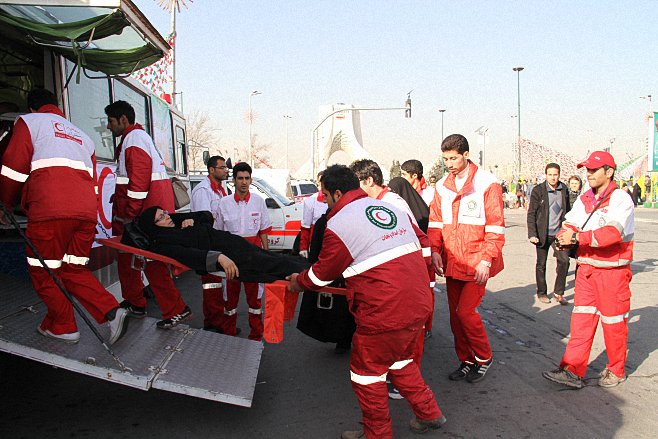 انتقال ۱۱ زائر مصدوم از عراق به مرز مهران توسط اتوبوس آمبولانس هلال‌احمر