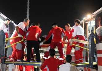 انتقال ۱۶زائر مصدوم از عراق به مرز مهران توسط اتوبوس آمبولانس هلال‌احمر