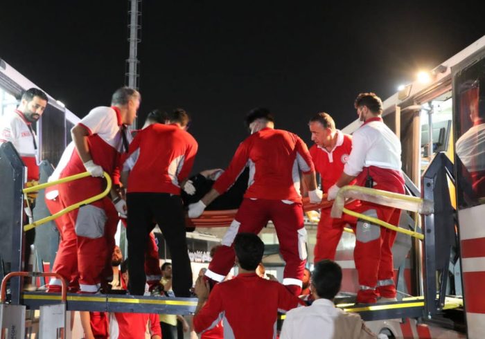 انتقال ۱۶زائر مصدوم از عراق به مرز مهران توسط اتوبوس آمبولانس هلال‌احمر