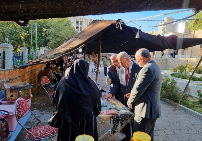 بازدید هیئت و گردشگران عراقی از جشنواره و نمایشگاه «نان، سنت، طعم» در قلعه تاریخی والی ایلام