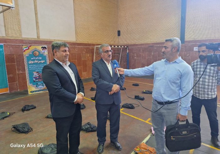 توزیع بیش از ۳۵۰ بسته حمایتی لوازم تحریر در سطح شهرستان و درميان دهک های یک و دو