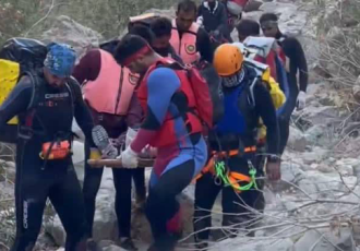 نجات گردشگر گرفتار در دره ویژدرون ایلام پس از ۳۶ ساعت نجات گردشگر گرفتار در دره ویژدرون ایلام پس از ۳۶ ساعت