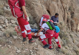 امدادگران زن مصدوم ارتفاعات شلم را به بیمارستان رساندند امدادگران زن مصدوم ارتفاعات شلم را به بیمارستان رساندند