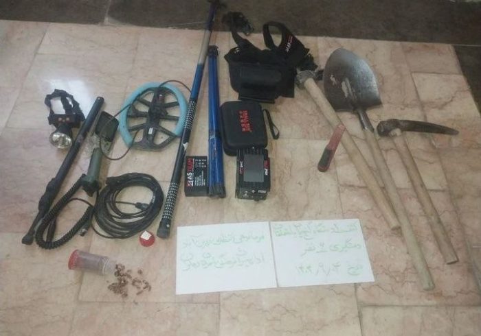  کشف و ضبط دو دستگاه فلزیاب و ۱۶۲ مهره تاریخی از حفاران غیرمجاز در دهلران کشف و ضبط دو دستگاه فلزیاب و ۱۶۲ مهره تاریخی از حفاران غیرمجاز در دهلران