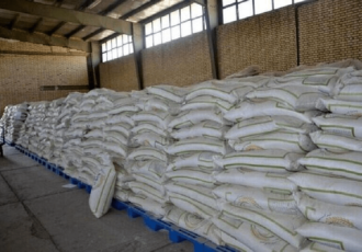 کشف بیش از ۲۵ تن خوراک دام خارج از شبکه توزیع در ایوان