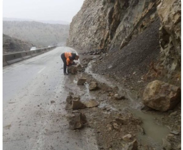 ریزش‌برداری در ۲۵ مقطع از محورهای ایلام انجام شد