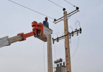 تعمیر بیش از ۴۰۰ فیدر برق در ایلام به روش خط گرم تعمیر بیش از ۴۰۰ فیدر برق در ایلام به روش خط گرم