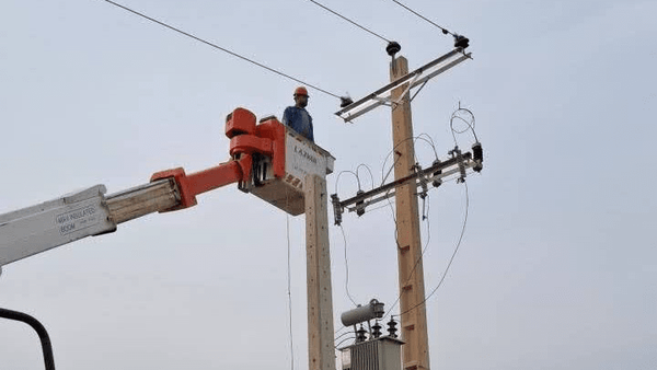 تعمیر بیش از ۴۰۰ فیدر برق در ایلام به روش خط گرم تعمیر بیش از ۴۰۰ فیدر برق در ایلام به روش خط گرم