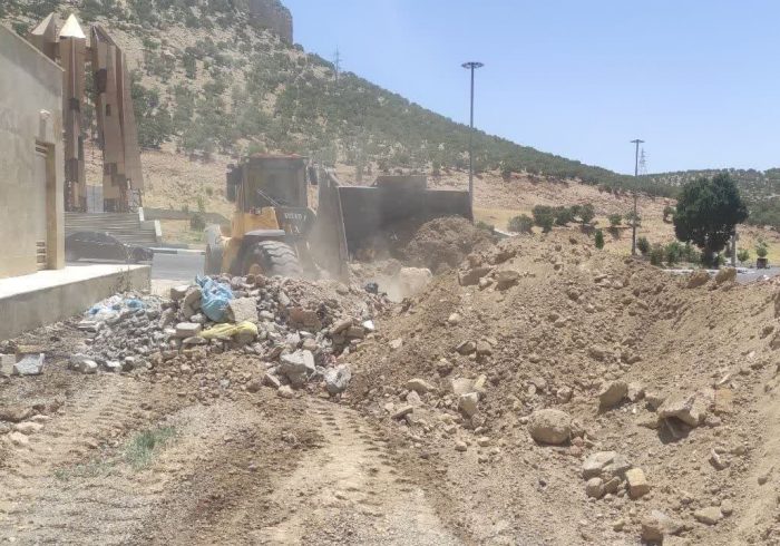 ادامه عملیات پاکسازی نخاله‌های ساختمانی در اطراف میدان ارغوان